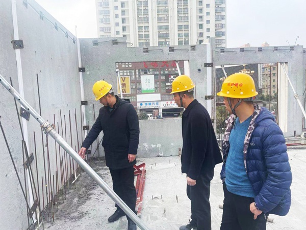 南昌市政建設(shè)集團(tuán)黨委副書記總經(jīng)理王海龍前往桃花南路安置房項目檢查指導(dǎo)1.jpg