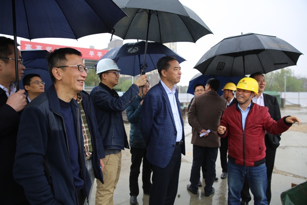 市政公用集團黨委書記董事長鄧建新南昌市城區(qū)城鎮(zhèn)污水全收集全處理達標(biāo)整治工程調(diào)研6002.jpg