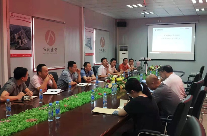 省城鎮(zhèn)發(fā)展服務(wù)中心吳凡蒞臨桃南安置房項目調(diào)研指導691.jpg