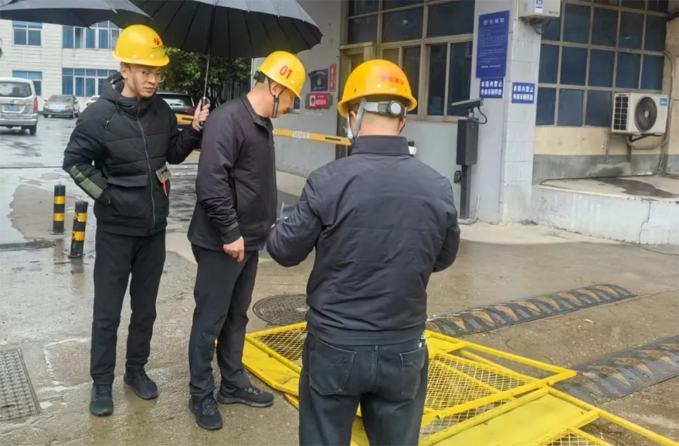 徐旭調(diào)研南昌縣小藍(lán)大道、青云譜污水接駁工程｜施工進(jìn)度與安全文明管理
