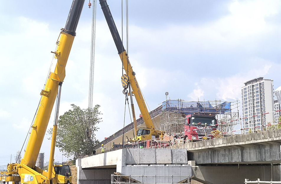 深南互通立交項目啟動預制空心板梁吊裝 25米梁體完成首件架設